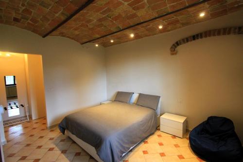 een slaapkamer met een bed in een kamer bij Monferrato AgriCottage Valentina in Calliano