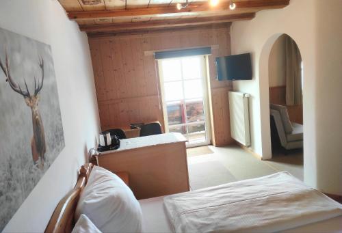 een kamer met een slaapkamer met een bed en een raam bij Landhaus Weißer Hirsch in Füssen