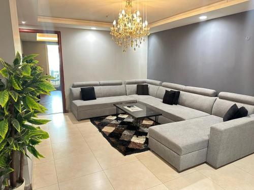 uma sala de estar com um sofá e uma mesa em Gold Crest Mall, One bed Appollo em Lahore