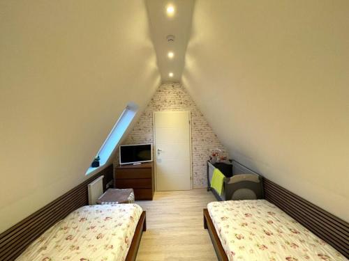 Habitación en el ático con 2 camas y puerta en Strandgut Comfortable holiday residence, en Heiligenhafen