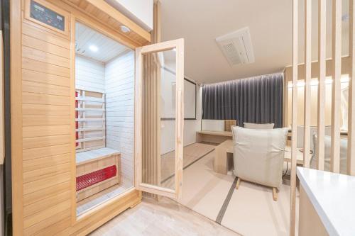 a small room with a desk and a chair at Aank Hotel Daejeon Yuseong 2nd in Daejeon