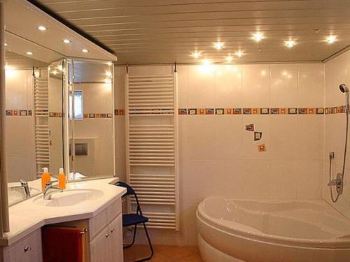 y baño con bañera, aseo y lavamanos. en Glasner Comfortable holiday residence, en Bad Camberg