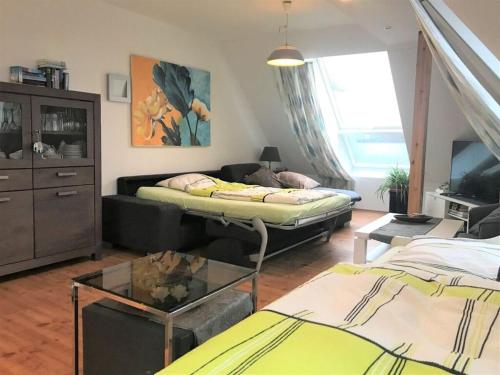 ein Wohnzimmer mit einem Sofa und einem Tisch in der Unterkunft Your temporary home in Oldenburg in Oldenburg