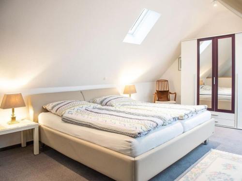 ein Schlafzimmer mit einem großen weißen Bett und einem Fenster in der Unterkunft Holiday Apartment 2 Oldenbug in Oldenburg