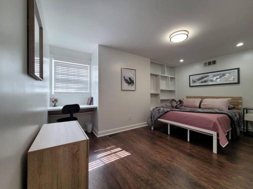 sypialnia z łóżkiem i biurkiem w obiekcie Private Getaway In Midtown 2bedroom- SLEEP 5 w Atlancie