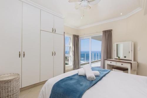 Schlafzimmer mit einem Bett und Meerblick in der Unterkunft Lucien Sands 602 in Margate