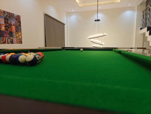 Biliár nebo kulečník v ubytování Ultra Luxurious 4BHK Villa with Swimming Pool, Jacuzzi & Pool Table