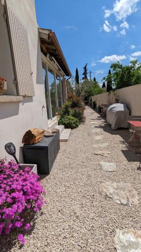 Un jardín fuera de Chambre L à Tavel
