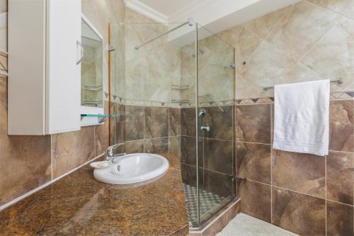 y baño con lavabo y ducha. en Lucien Sands 602, en Margate