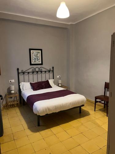 ein Schlafzimmer mit einem Bett in einem Zimmer mit einer Lampe in der Unterkunft Almendra A Vitalba Apartments in Lanjarón