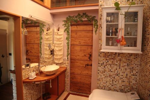 een badkamer met een toilet en een wastafel bij La Casa di Biba in Massa Lombarda