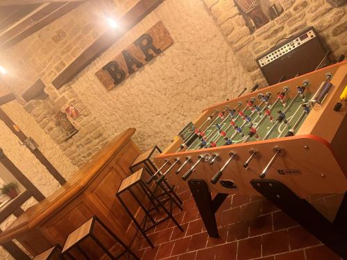 la veranda في Fontenay-le-Pesnel: بار مع رف من كؤوس النبيذ