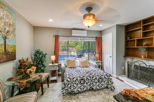 ein Schlafzimmer mit einem Bett und einem Kamin in der Unterkunft Anaheim Studio with Fireplace 14 Mi to Disneyland! in Anaheim