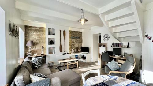 - un salon avec un canapé et un bureau dans l'établissement Résidence D-pleumeur Bodou - Maisons & Villas 314, à Pleumeur-Bodou