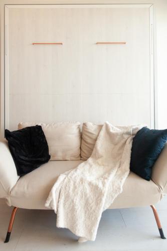 um sofá branco com um cobertor em cima em appartement face mer em La Baule