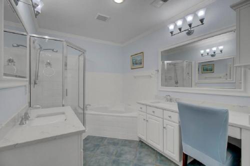 ein weißes Badezimmer mit einem Waschbecken und einem Spiegel in der Unterkunft Yacht Harbor Court 7 in Isle of Palms