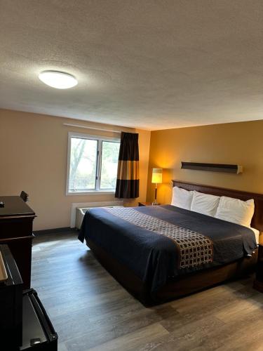 Postel nebo postele na pokoji v ubytování Wickford Motor Inn