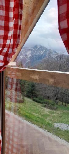 uma vista para uma montanha a partir de uma janela em Weekend House Komovi-Kobildo em Kolašin