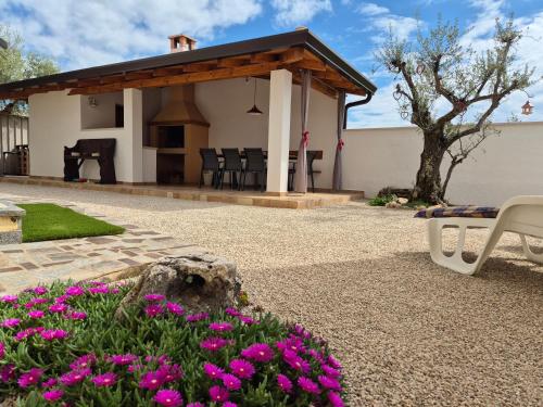 Family Apartment Vinja - privat garden - whirlpool