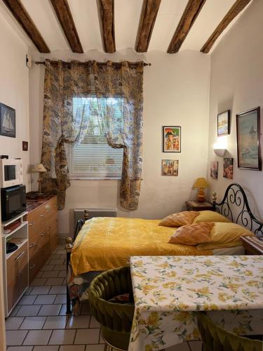 1 dormitorio con cama y ventana en Les Studios de Soizick, en Amboise