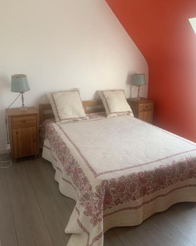 une chambre avec un lit et deux tables de nuit dans l'établissement La malouine, à Saint-Malo