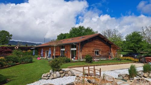 Cabaña de madera con jardín y casa en Le Paradis, chambres d'hôtes - BNB- Gîte, en La Roche-sur-Foron