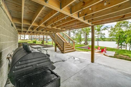 Fotografie z fotogalerie ubytování Modern Kentucky Lake Home with Deck, Dock, View v destinaci New Concord