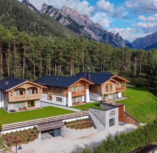 - une vue aérienne sur une maison dans les montagnes dans l'établissement Les Ciases Chalets Dolomites, à San Vigilio Di Marebbe