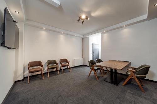 a conference room with a wooden table and chairs at Apartmani 8 Beograd in Jajinci