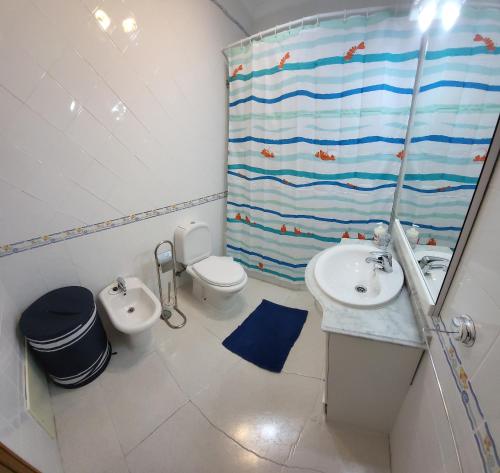 uma casa de banho com um lavatório, um WC e um chuveiro em Apartamento Sunrise em Altura