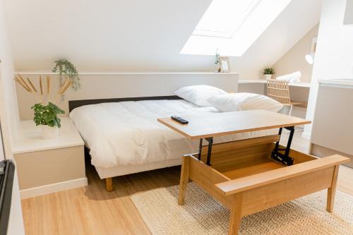 ルマンにあるLe Zen - Superbe logement - Centre - Tram - Gareのベッドとテーブルのある寝室