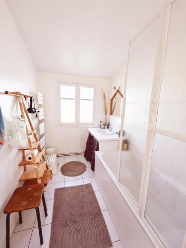 une salle de bain avec une baignoire et un lavabo dans l'établissement Ker Gwelika - Maison familiale, à Carantec