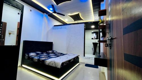 Una cama o camas en una habitación de PALLAV GUEST HOUSE