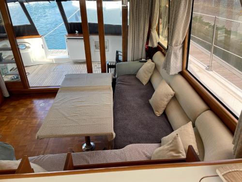 Yacht Moineau VI في دوفيل: غرفة معيشة على قارب مع أريكة