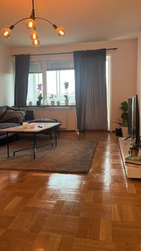 un soggiorno con tavolo e divano di Johnericssonsväg Apartment Malmö a Malmö