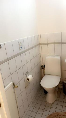 a bathroom with a toilet and a toilet paper roll at Johnericssonsväg Apartment Malmö in Malmö