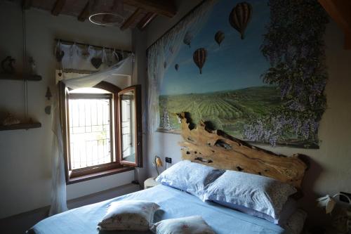 um quarto com uma cama com uma cabeceira em madeira e uma janela em La Casa di Biba em Massa Lombarda