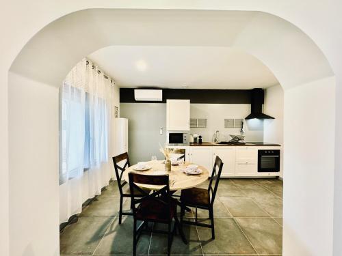 une cuisine et une salle à manger avec une table et des chaises dans l'établissement Le Grey - By BEST KEYS - Maison Duplex Moderne - Entièrement Climatisé - Centre Ville - Smart TV - Machine à Café Nespresso - WiFi Fibre - Check-in Autonome - Parking Gratuit à Proximité, à Sens