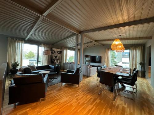 una sala de estar con un sofá y una mesa en AK-Lux201, en Akureyri