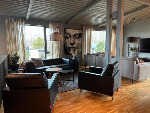 Posezení v ubytování LL Properties - L19 Spacious Boutique Apartment