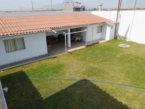 un patio con una casa con una manguera en Villa Valentino, en Trujillo