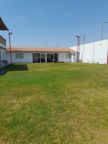 un gran patio frente a un edificio en Villa Valentino, en Trujillo