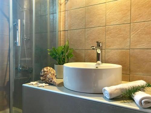 ein Badezimmer mit Waschbecken und Dusche in der Unterkunft Impressive Platanias Villa Villa Bulma 2 Bedrooms Private Pool in Platanias