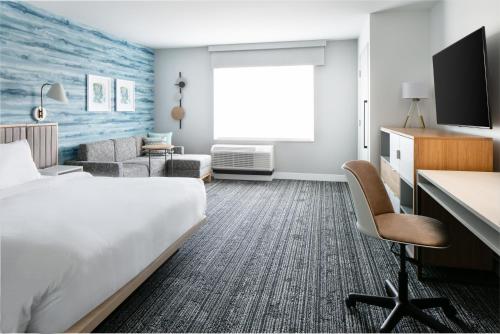 Cette chambre comprend un lit et un bureau. dans l'établissement TownePlace Suites by Marriott Madison West, Middleton, à Madison