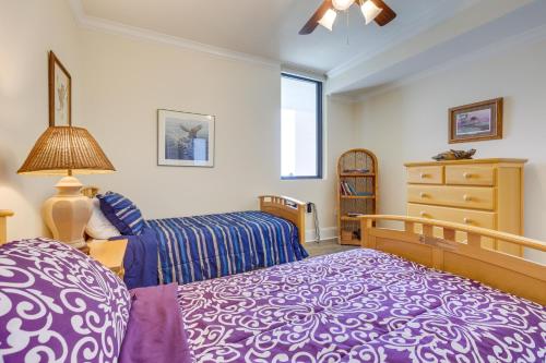 Katil atau katil-katil dalam bilik di Beachfront Dauphin Island Condo with 2 Pools and Sauna