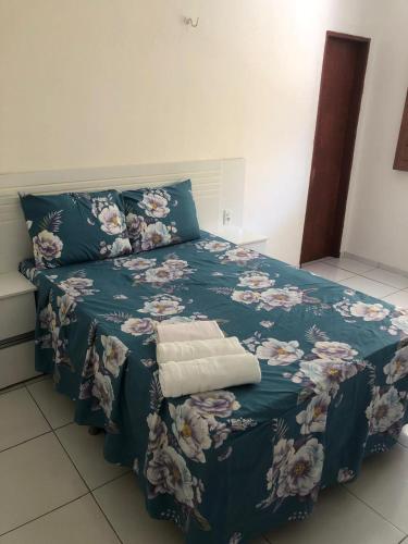 Ce lit se trouve dans un dortoir doté d'une couette bleue. dans l'établissement Pousada Alto Mar, à Trairi
