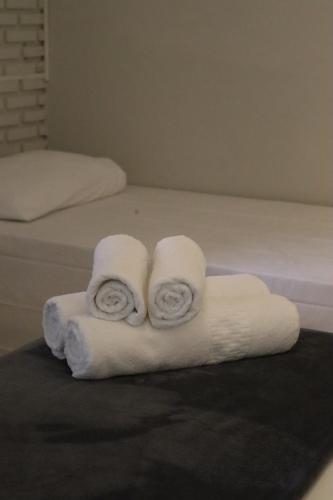 duas toalhas sentadas em cima de duas camas em Amoreira Pousada em Barra Grande Piaui em Barra Grande