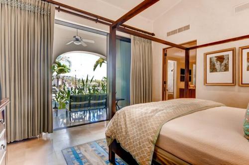 Schlafzimmer mit einem Bett und Blick auf einen Balkon in der Unterkunft Stunning Villa Cielos - Close to the Beach in San José del Cabo