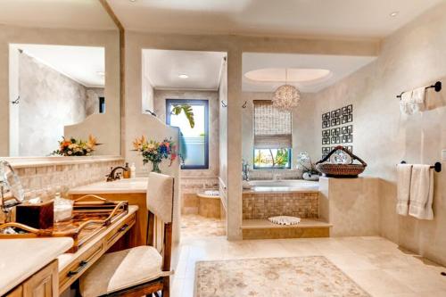 un ampio bagno con vasca e lavandino di Stunning Villa Cielos - Close to the Beach a San José del Cabo