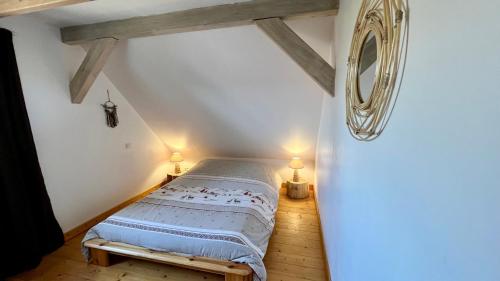 een slaapkamer met een bed op zolder bij Chalet avec bain nordique et sauna à Dabo in Dabo